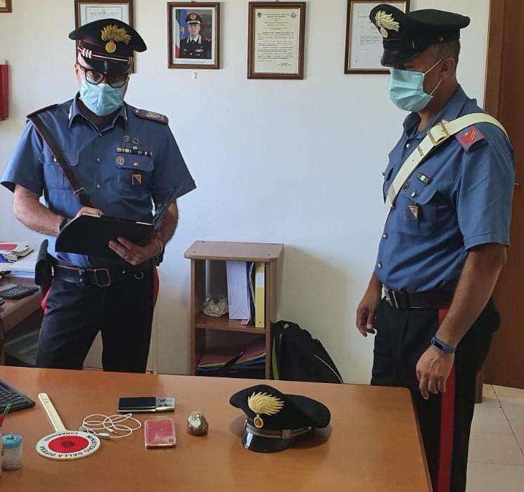 Castelsardo, tenta di disfarsi della droga durante un controllo: arrestato