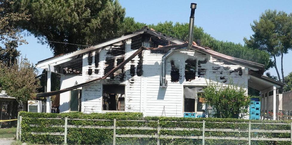 Quel che resta del ristorante andato a fuoco venerdì sera