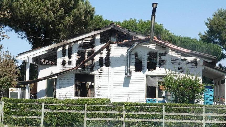 Quel che resta del ristorante andato a fuoco venerdì sera