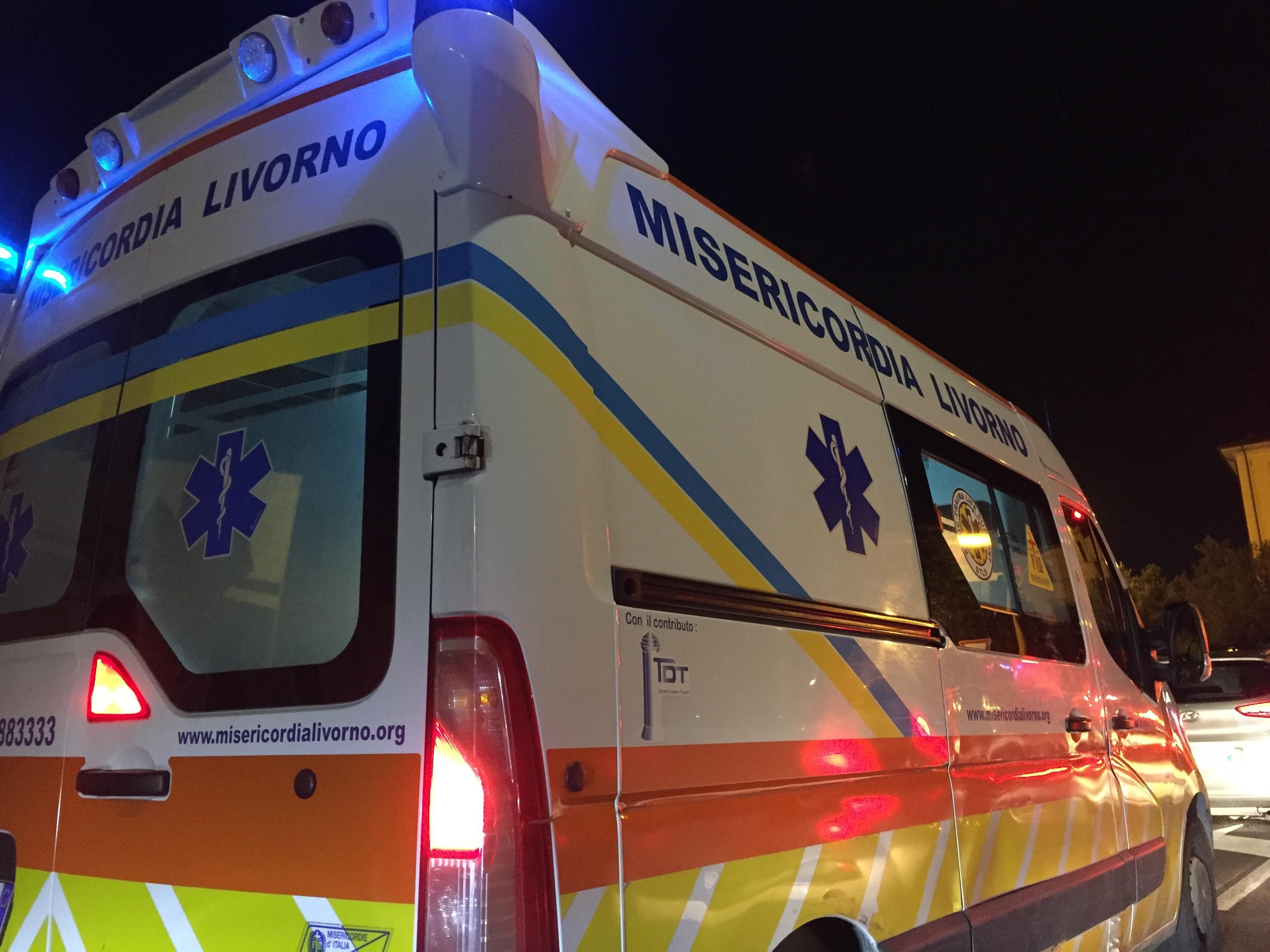 Un'ambulanza della Misericordia di Livorno (foto d'archivio)