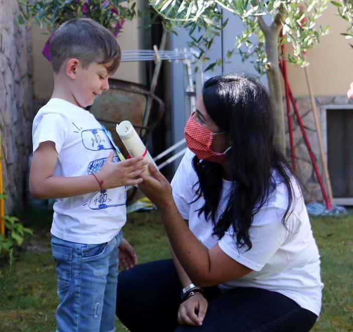 La maestra arriva a casa, l’emozione dei bambini 