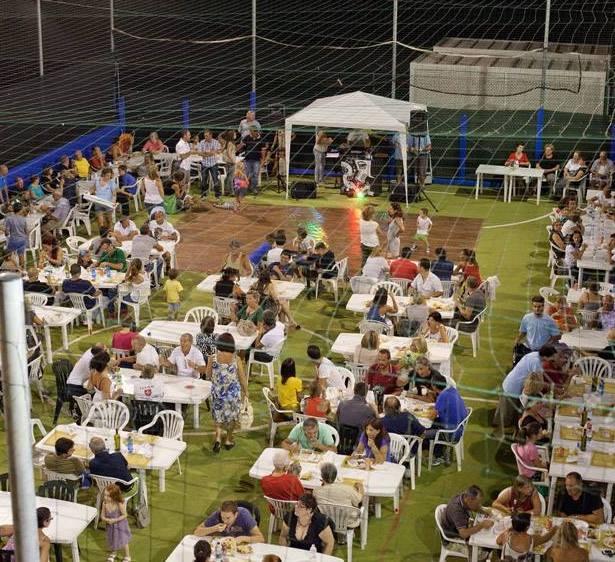 Persone a cena alla sagra di Canevara