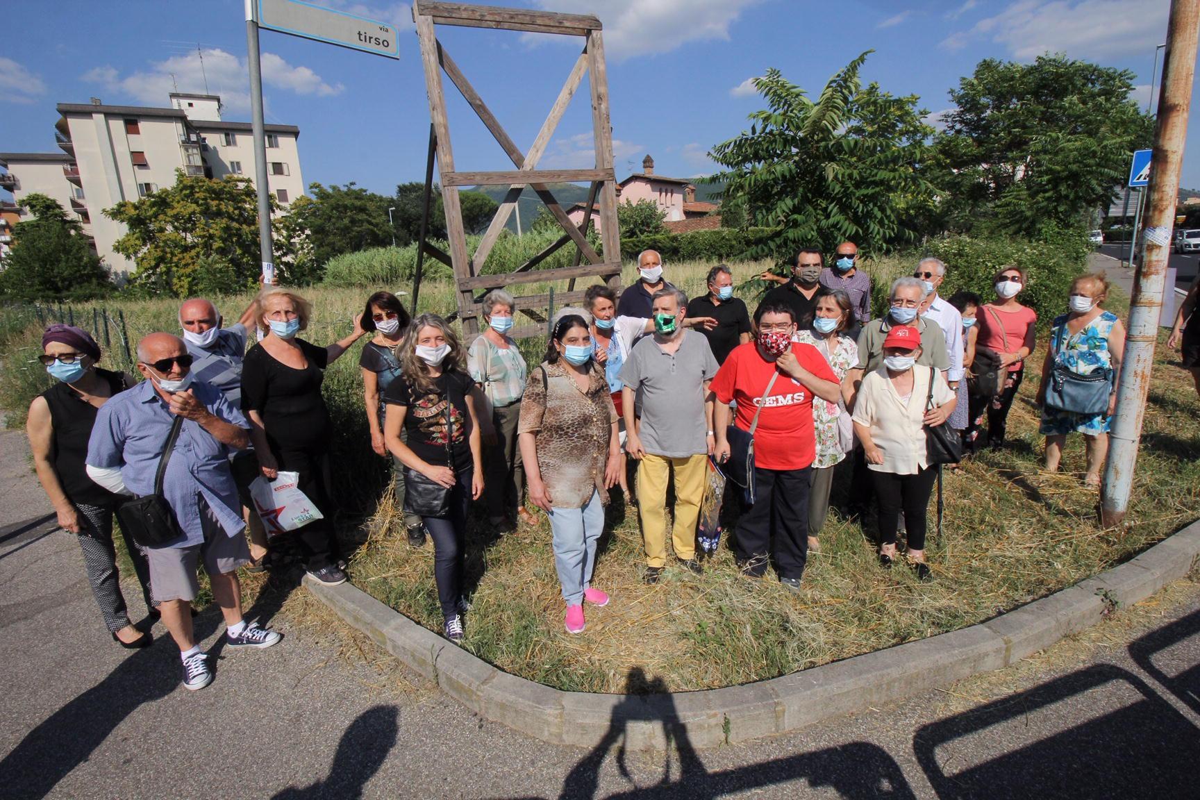 Il gruppo di residenti di via Tirso e Tagliamento che porta avanti la protesta