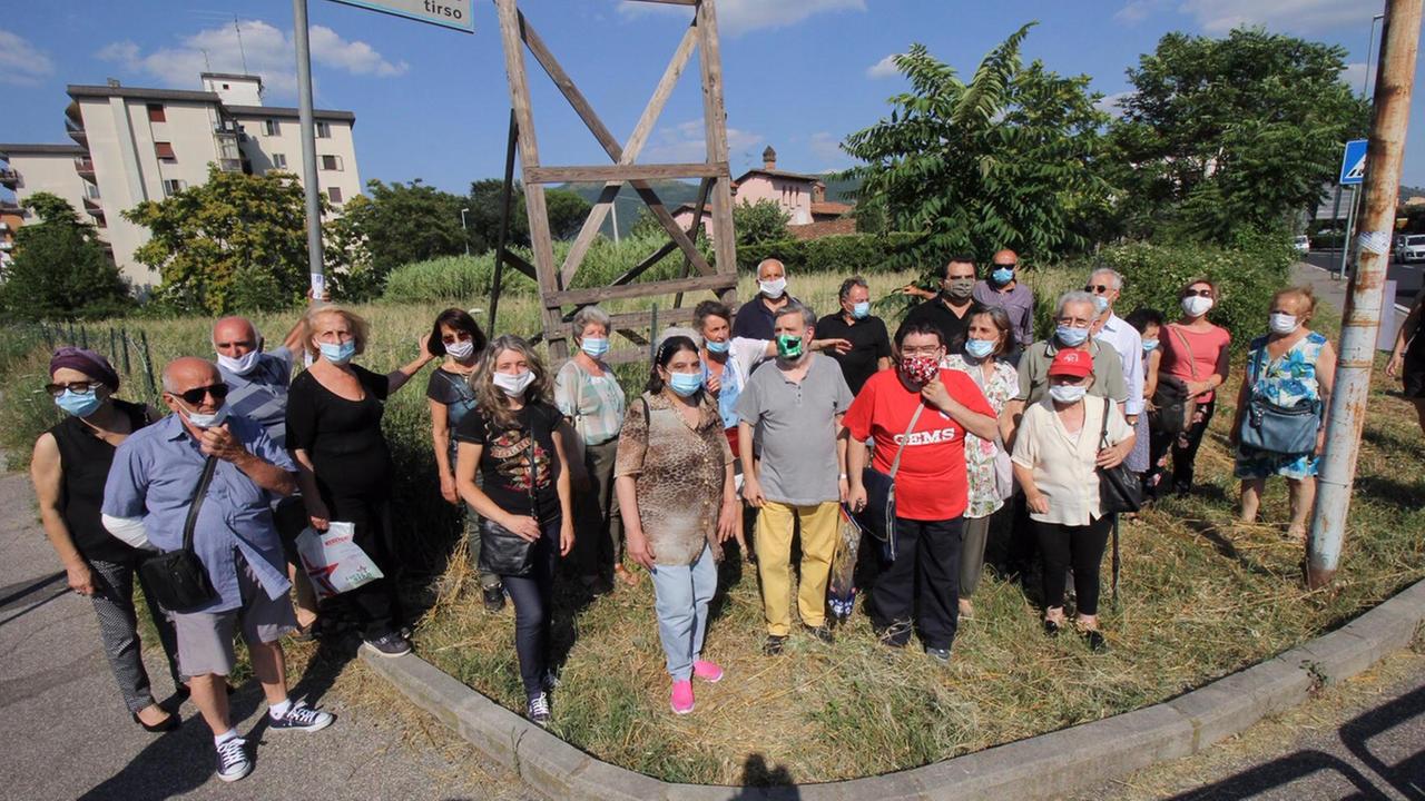 Il gruppo di residenti di via Tirso e Tagliamento che porta avanti la protesta