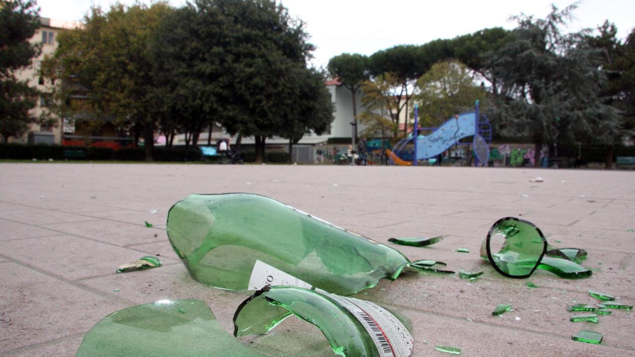 Una bottiglia rotta: scattata l'ordinanza che vieta la somministrazione all'aperto di bevande in vetro