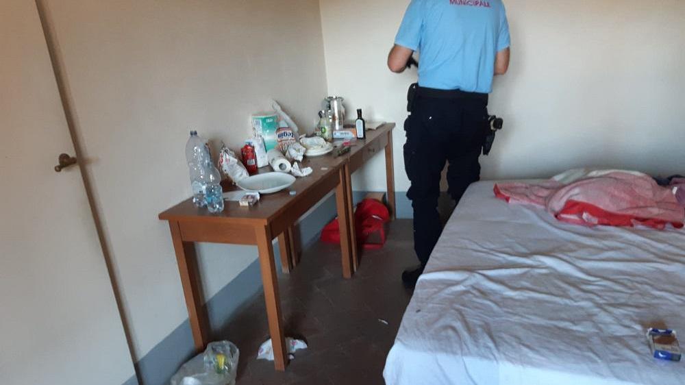 Un locale trasformato in dormitorio dagli occupanti abusivi