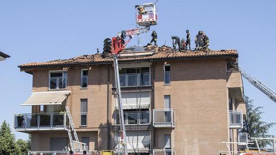 Vignola. Brucia il tetto di un palazzo, famiglie evacuate