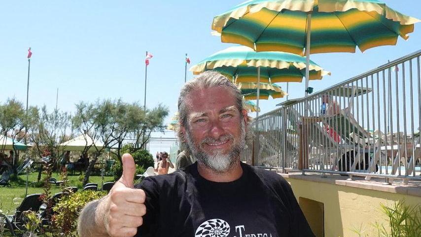 La gioia di Cristiano Pezzini, titolare del bagno Teresa in Darsena a Viareggio