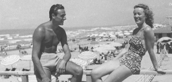 Dai primi bikini alla “riviera da bere”: le mille estati della Versilia anni ruggenti 