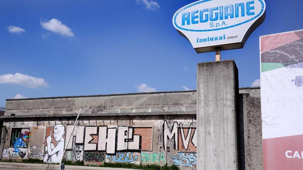 Giochiamo tutti i giorni a guardie e ladri? Sì, dai, andiamo nelle ex Reggiane