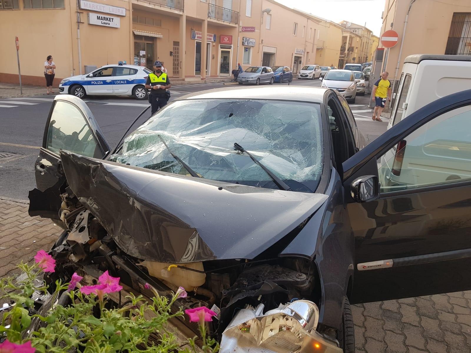 Arzachena: ha un malore alla guida, si schianta e muore 