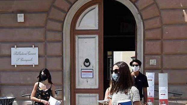 Con i libri in piazza per riaprire la biblioteca «Cultura messa da parte»