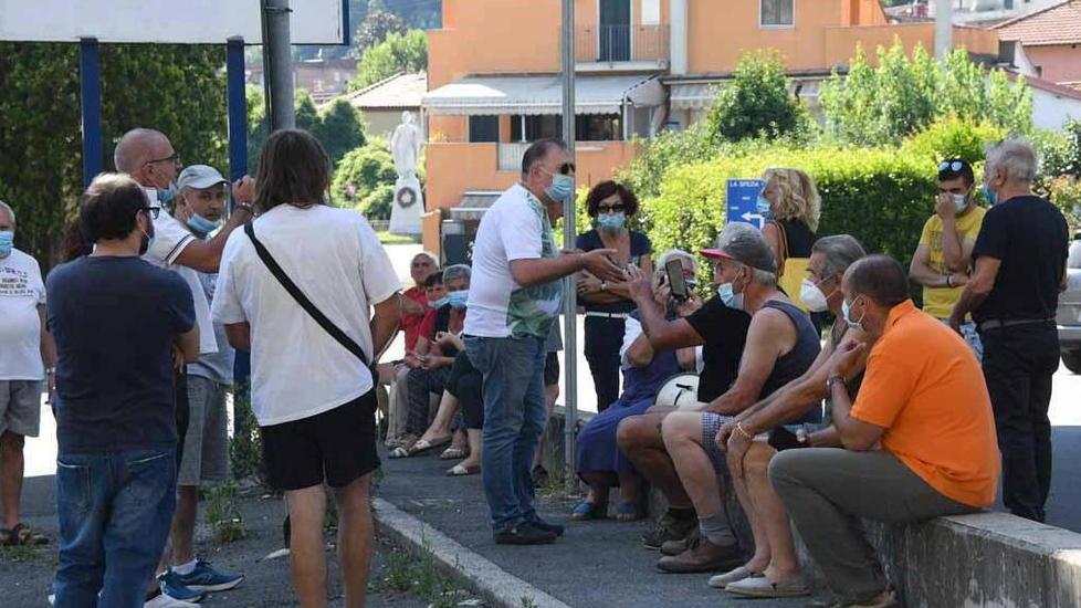 Due comitati contro Tensione al presidio per dire no al casello
