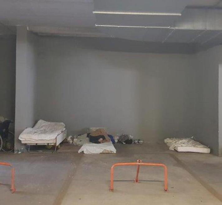 Dormitorio nel parcheggio sgomberato in una notte 
