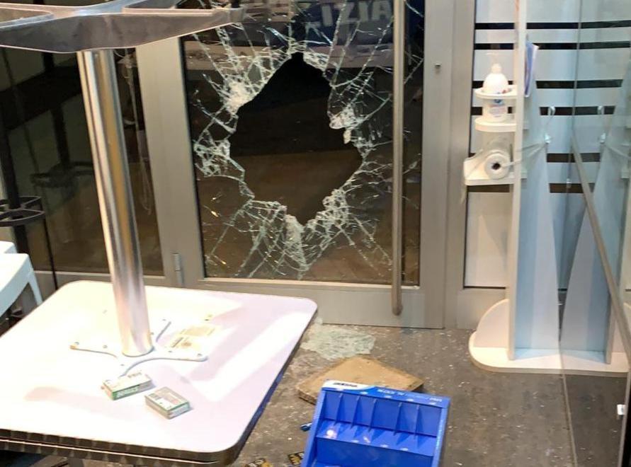 Spaccata al Leon bar: «Già il secondo colpo 1.200 euro di danni»