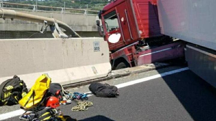 Con il tir urta le barriere ed è in bilico sul viadotto salvo il guidatore 54enne
