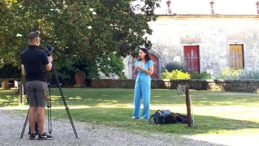 Una troupe di La7 gira un servizio a Villa la Magia