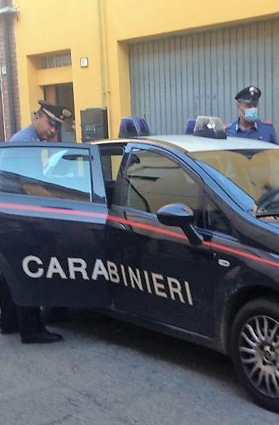 Donna precipita dal terzo piano di un palazzo in centro