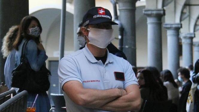 Lo steward lo invita a fermarsi e lui lo colpisce con una bottiglia in testa
