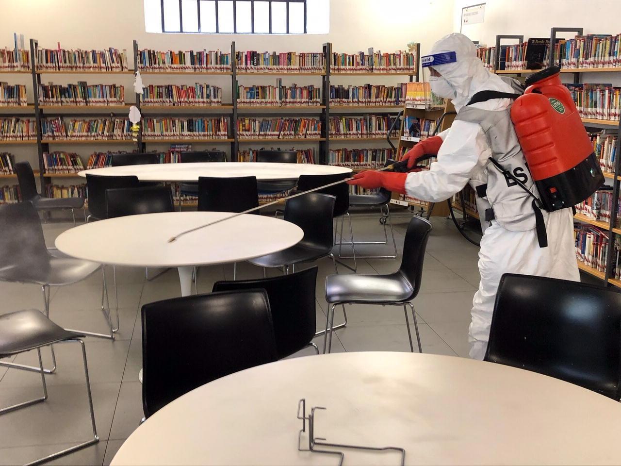 I militari del Reggimento Nembo all'opera nella biblioteca Lazzerini
