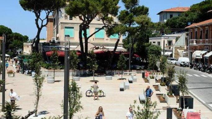 La Piazzetta di Castiglioncello non è ancora pronta, ma senza transenne è già più bella