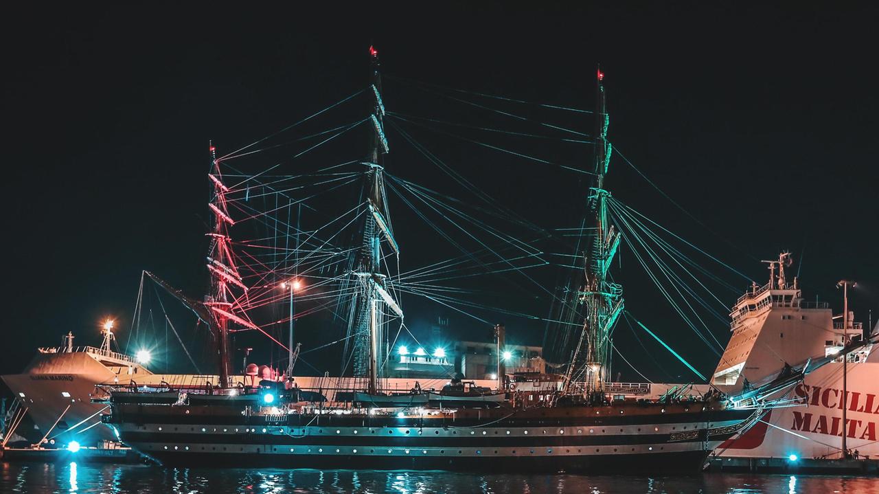 La nave scuola della Marina Militare ormeggiata nel porto Mediceo (foto Dario Marzi)