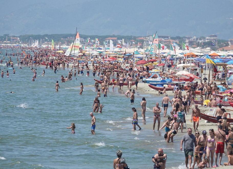 La spiaggia affollata il 28 giugno 2020 (foto Roberto Paglianti)