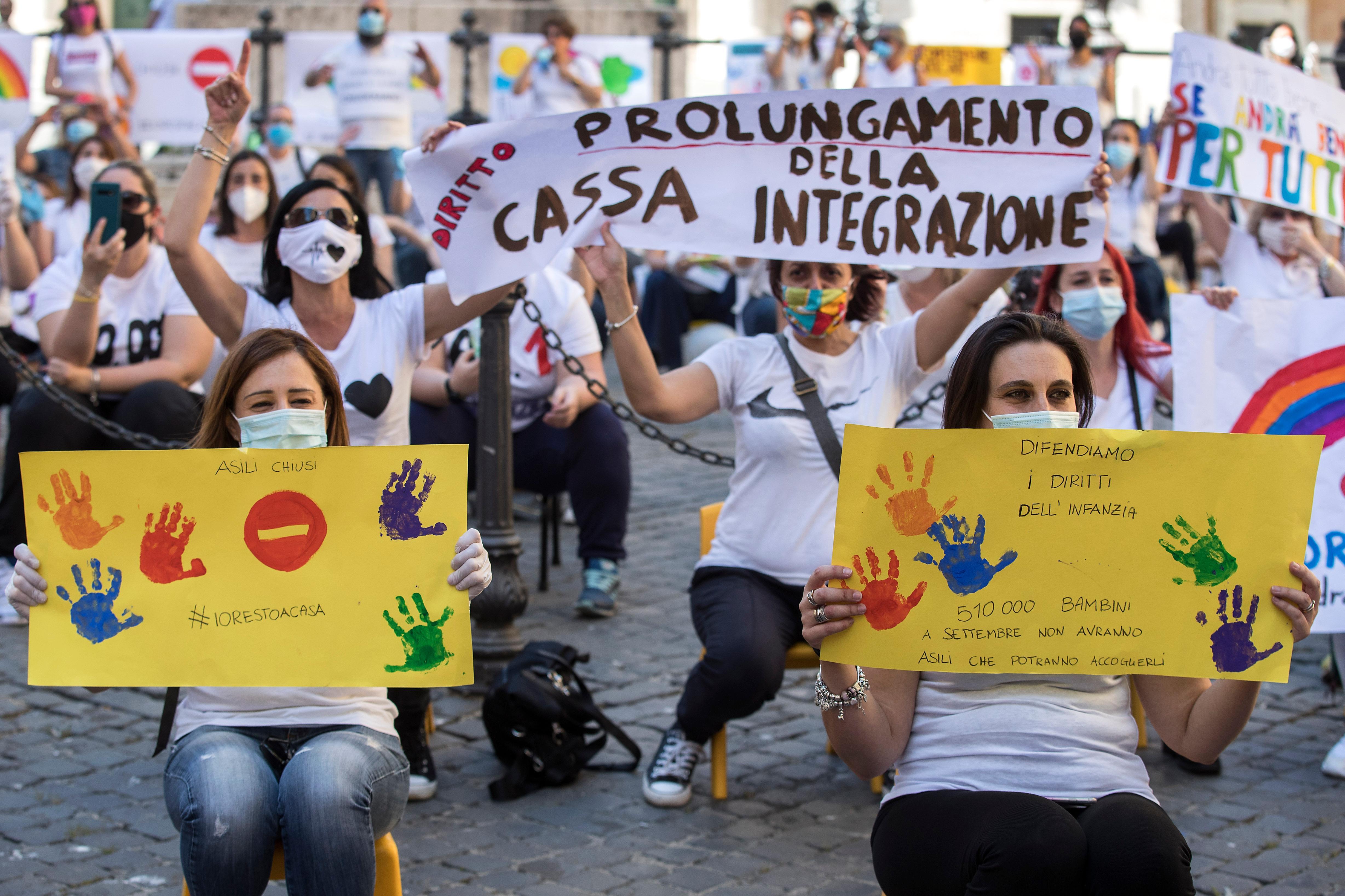 Una manifestazione per la richiesta di prolungare la cassa integrazione (foto archivio)
