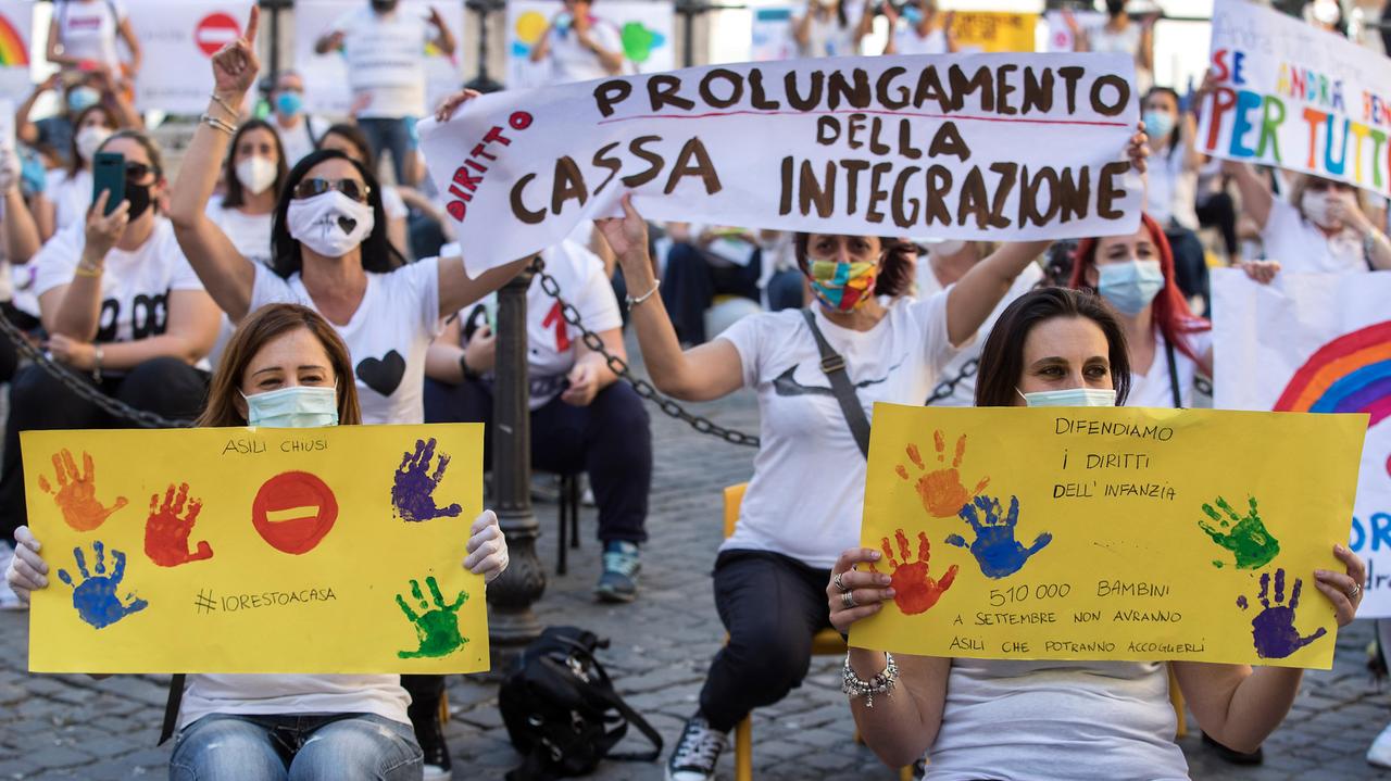 Una manifestazione per la richiesta di prolungare la cassa integrazione (foto archivio)
