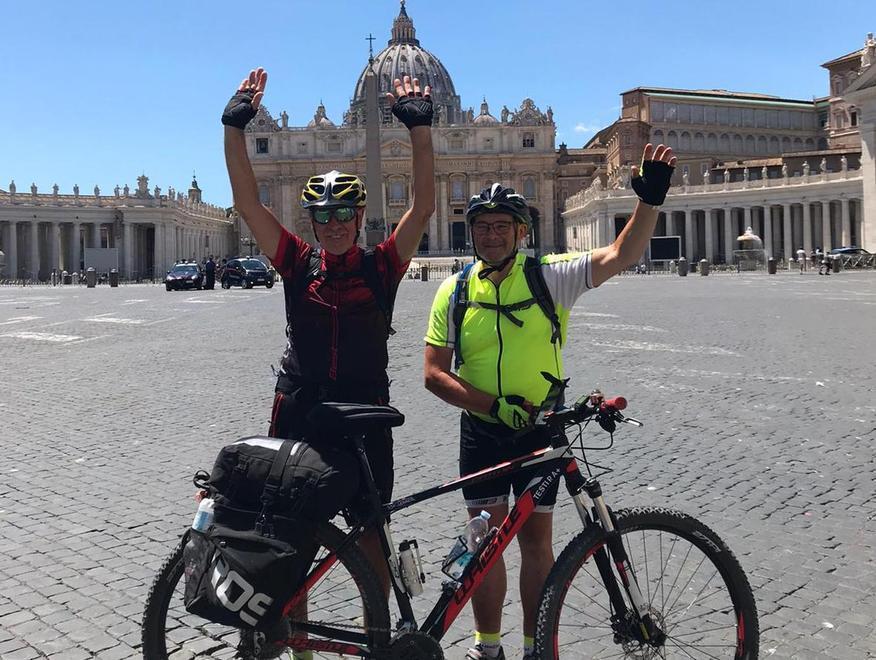 Da sinistra Paolo Testi e Luciano Macelloni al loro arrivo in piazza San Pietro a Roma