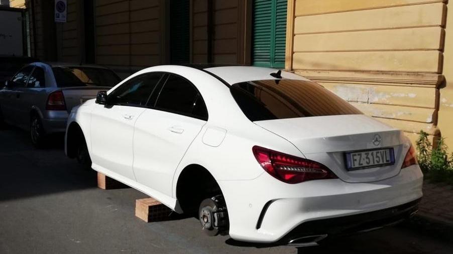 L'auto del tenore Giovanni Cervelli senza le ruote rubate
