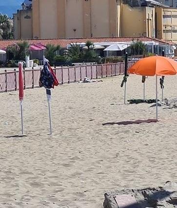 Sequestrati ombrelloni abusivi lungo il Molo