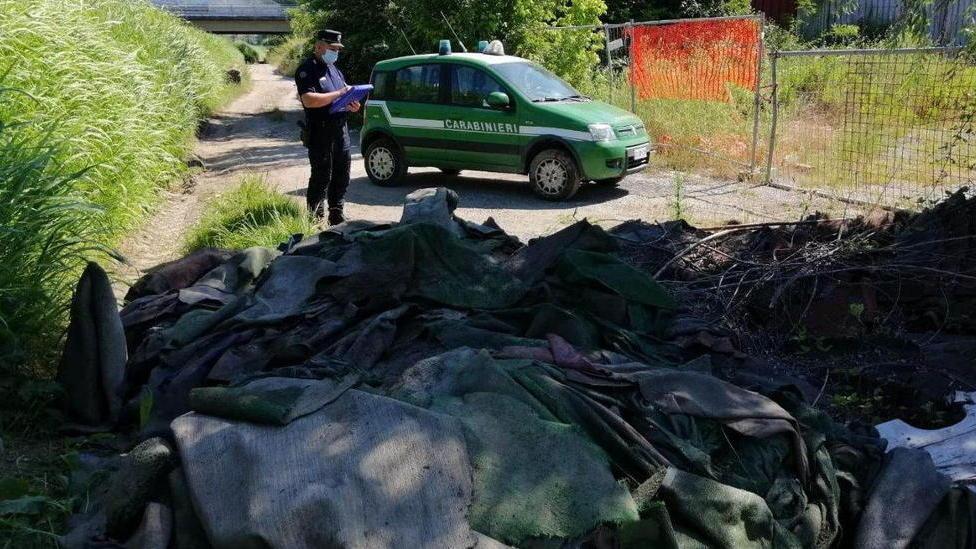 Rifiuti in un campo, denunciato imprenditore