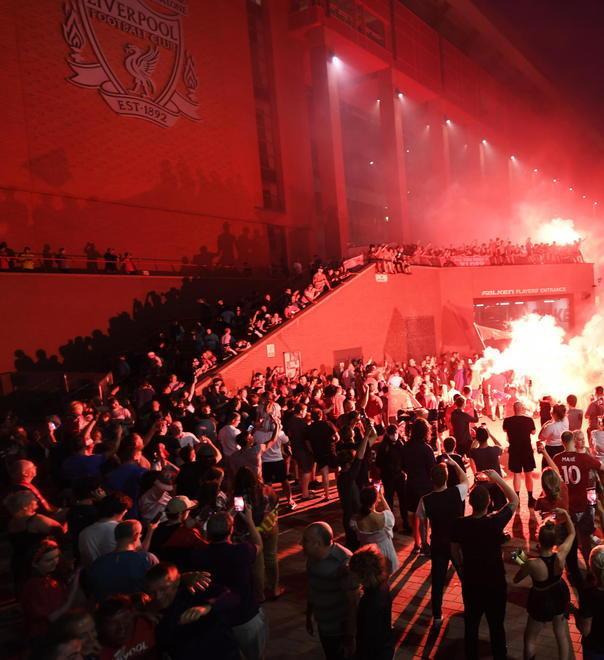 Liverpool, una festa senza regole Il club ai tifosi: è inaccettabile