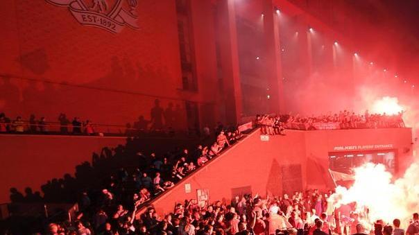 Liverpool, una festa senza regole Il club ai tifosi: è inaccettabile
