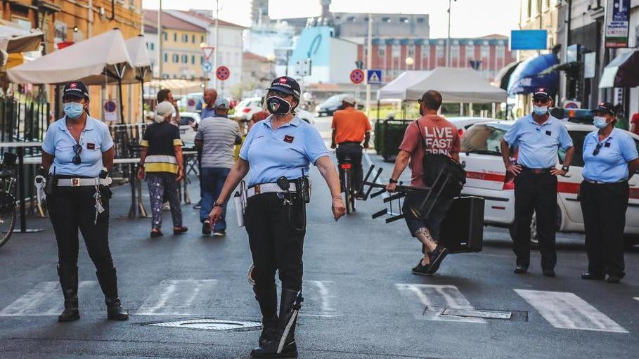 Borgo pedonale muove i suoi primi passi tra contestatori e automobilisti distratti