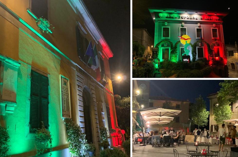 Il municipio di Lajatico illuminato con il tricolore e in alto a destra in alto la sede della Banca e il centro del paese