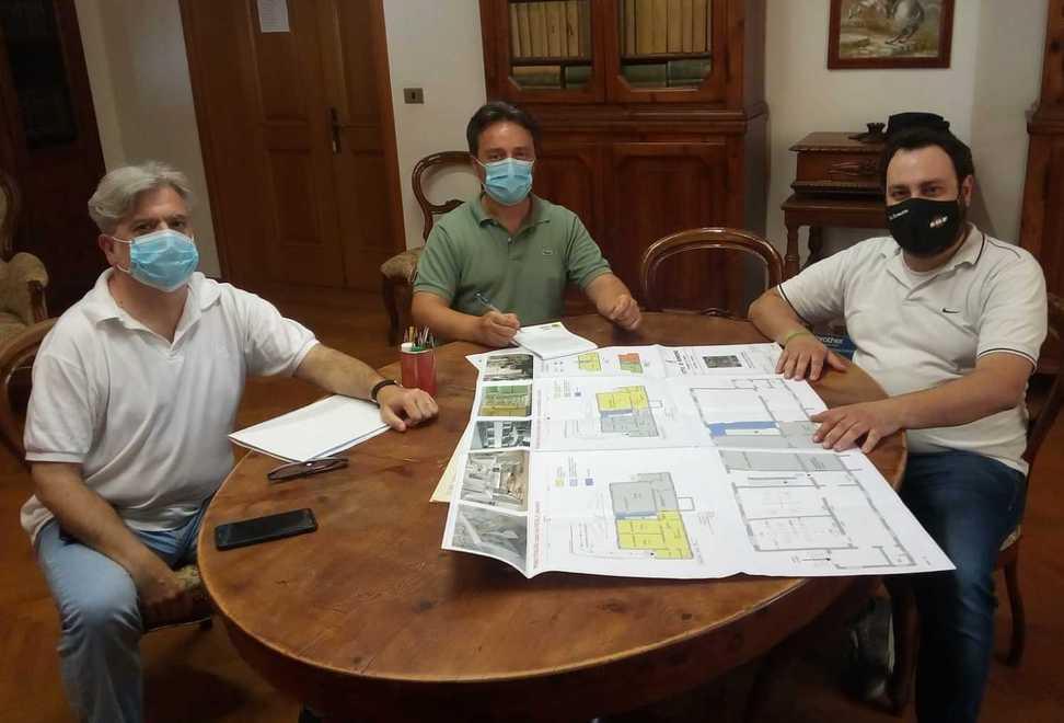 Finisce fuori strada e distrugge l’auto Un ventenne ferito 