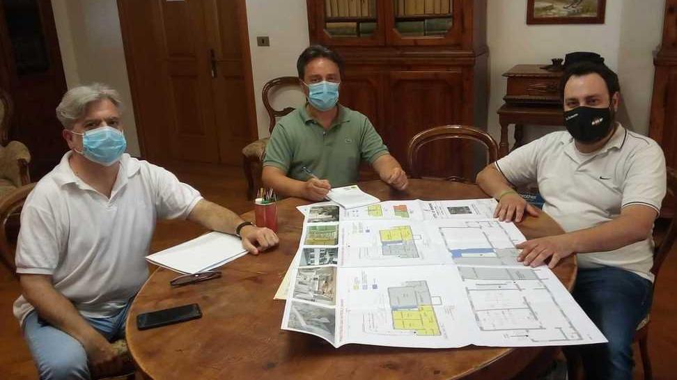 Finisce fuori strada e distrugge l’auto Un ventenne ferito