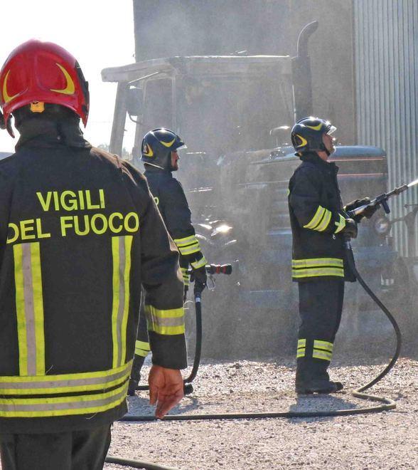 Brucia mezzo agricolo I vigili del fuoco evitano il rogo del fienile vicino