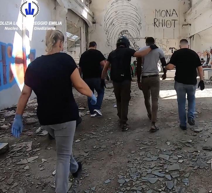 Scarcerato ma via da Reggio uno della “banda gambiana” 
