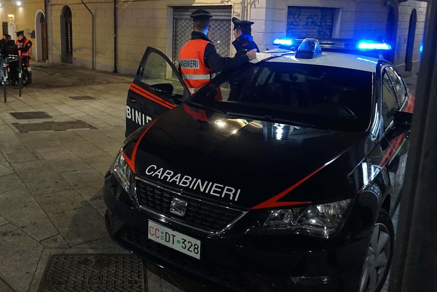 Aggrediscono il deejay in un bar due ventenni finiscono nei guai