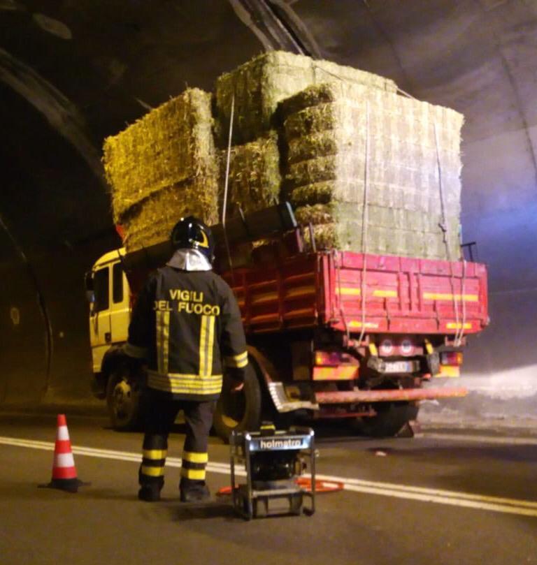 Autocarro in avaria, galleria di Mughina chiusa al traffico per tutta la mattinata