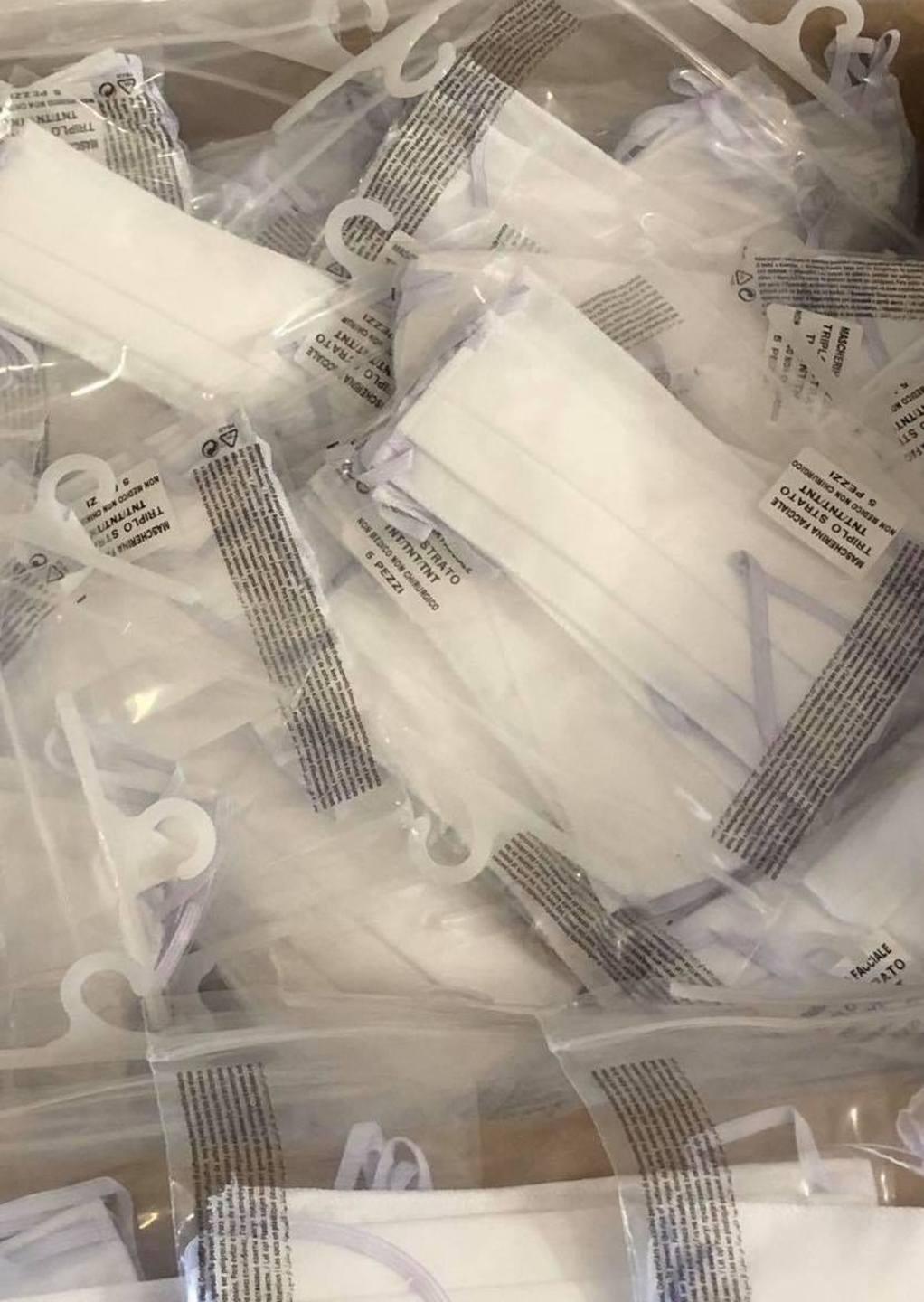 Mascherine a disposizione per le attività commerciali