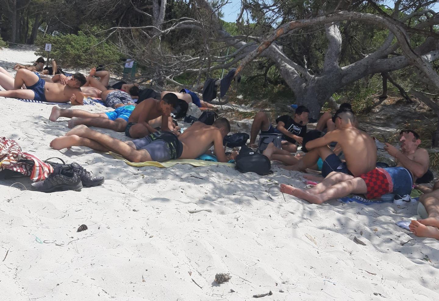 In spiaggia la distanza è pelle a pelle 