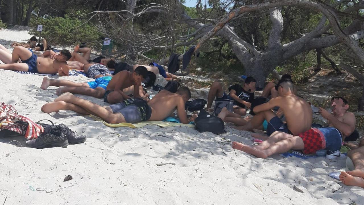 In spiaggia la distanza è pelle a pelle