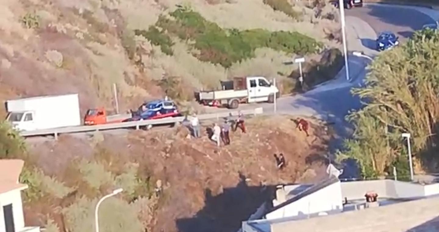 Fugge al controllo e getta via la cocaina 