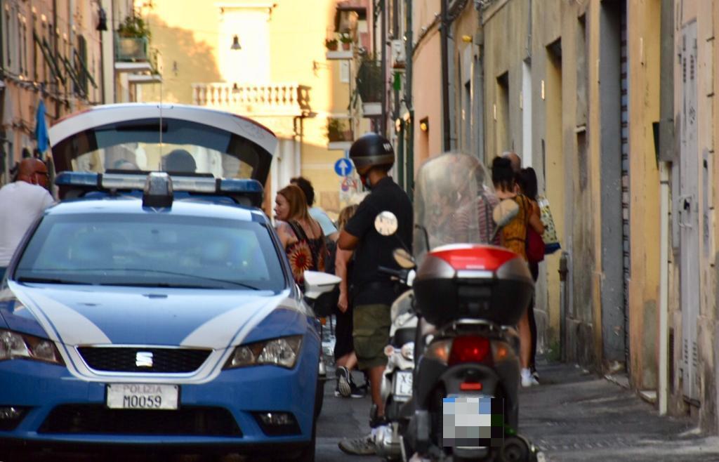 L'intervento di una volante in via del Seminario (foto Silvestri)