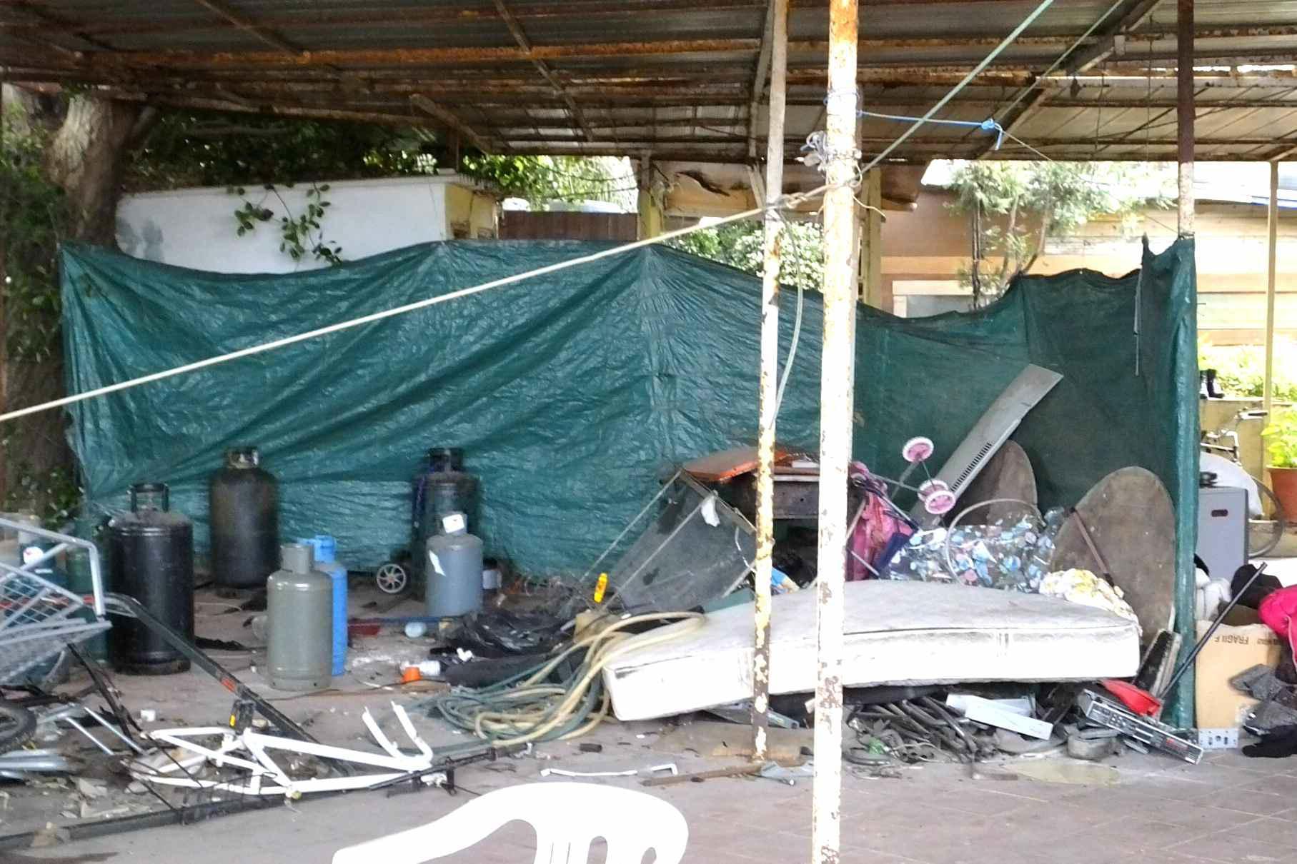 La baracca, ora abbattuta, in cui fu trovata senza vita la piccola Samantha