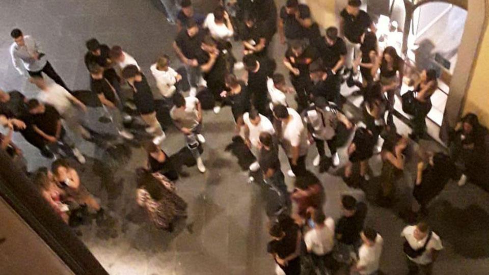 Rissa tra due gruppi di giovani nella notte: in 4 all’ospedale